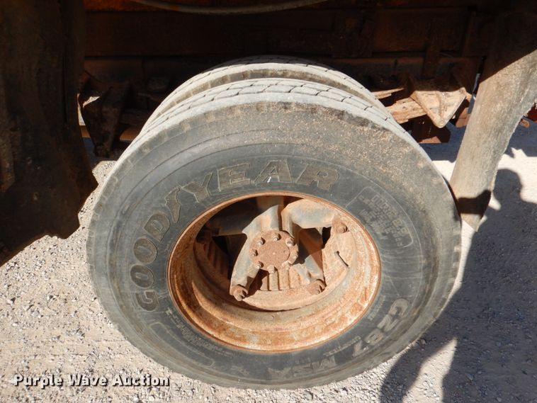 image for item JD9529 1990 International 4900  dump truck