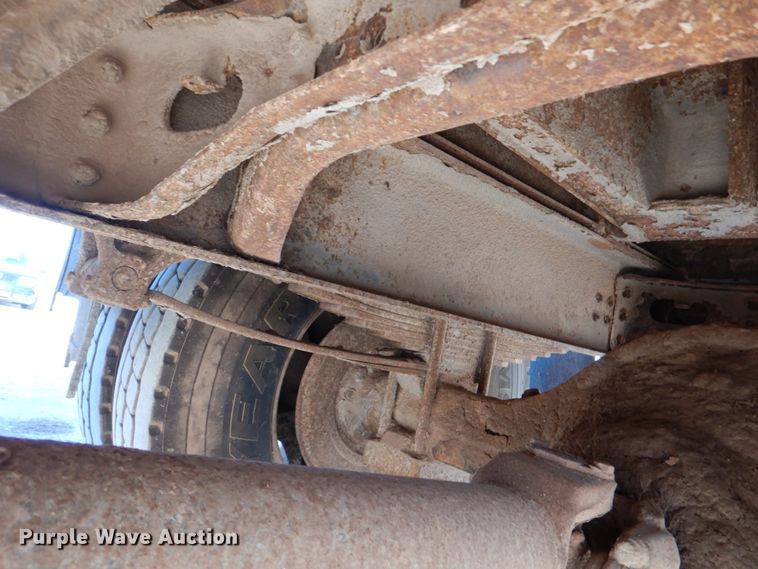 image for item JD9529 1990 International 4900  dump truck