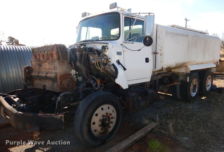 image for item JD9531 1993 Ford LTL9000  water truck