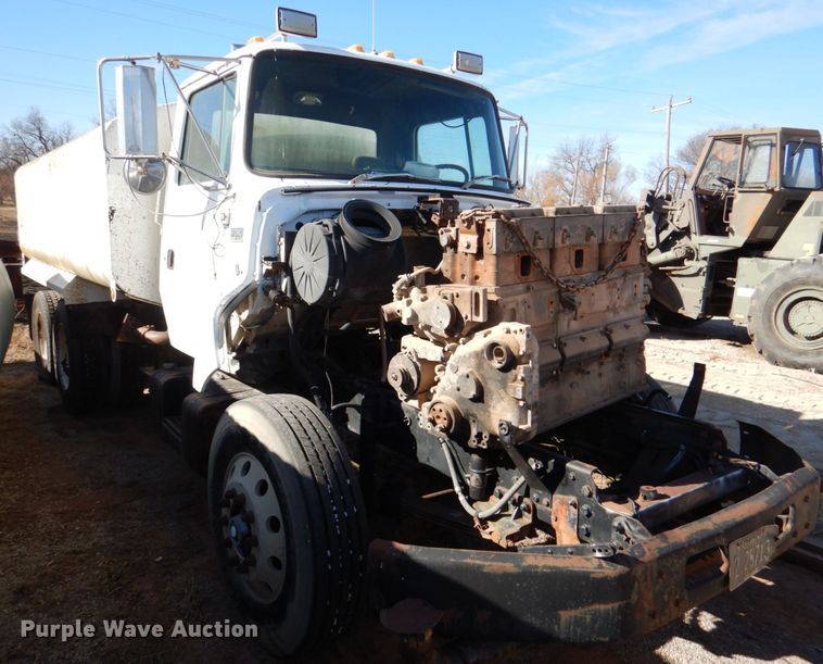 image for item JD9531 1993 Ford LTL9000  water truck