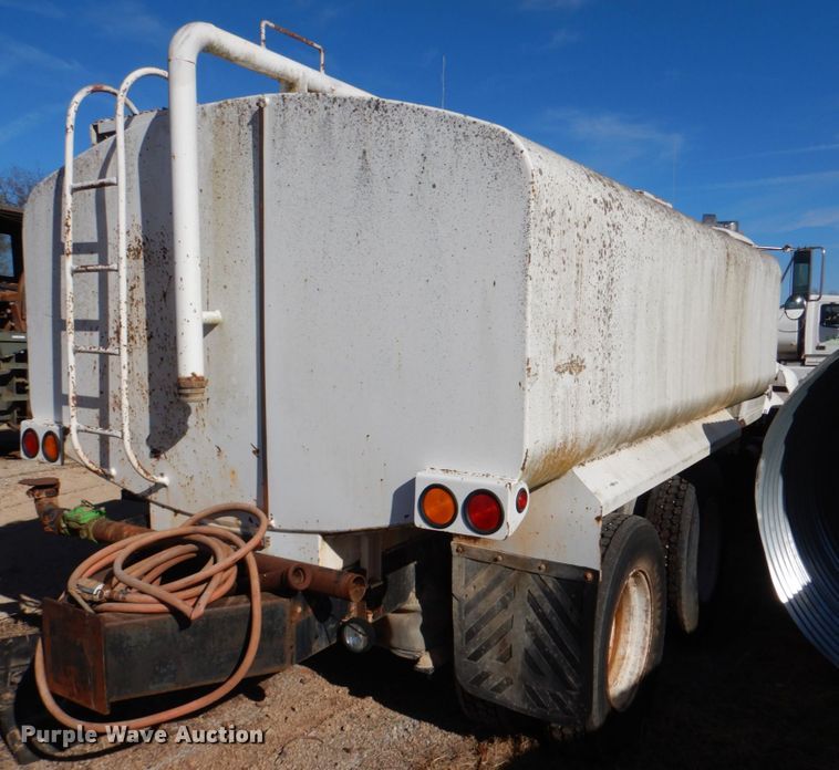 image for item JD9531 1993 Ford LTL9000  water truck