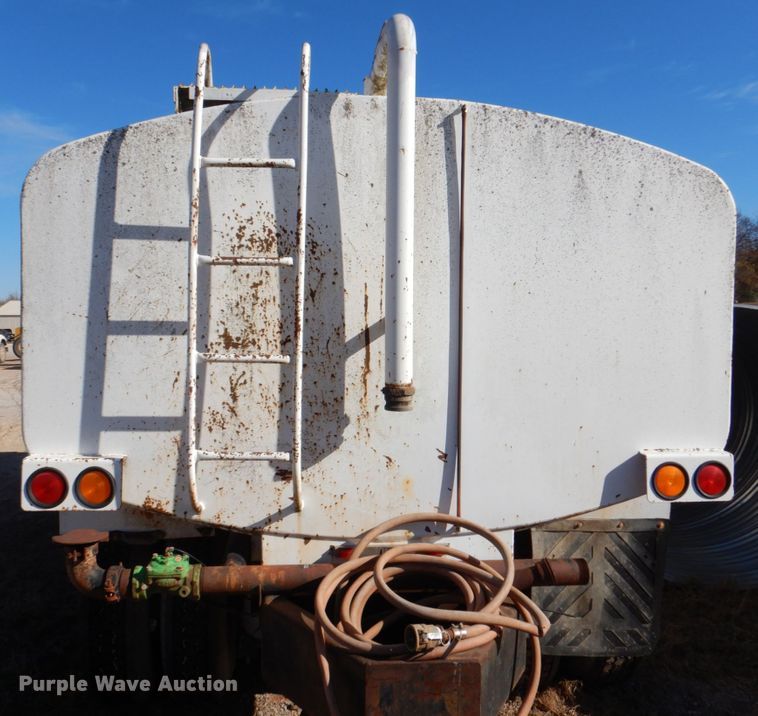 image for item JD9531 1993 Ford LTL9000  water truck