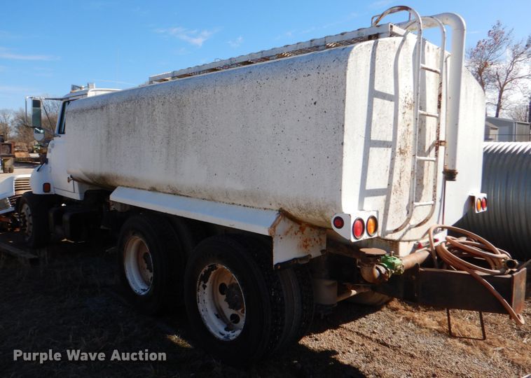 image for item JD9531 1993 Ford LTL9000  water truck