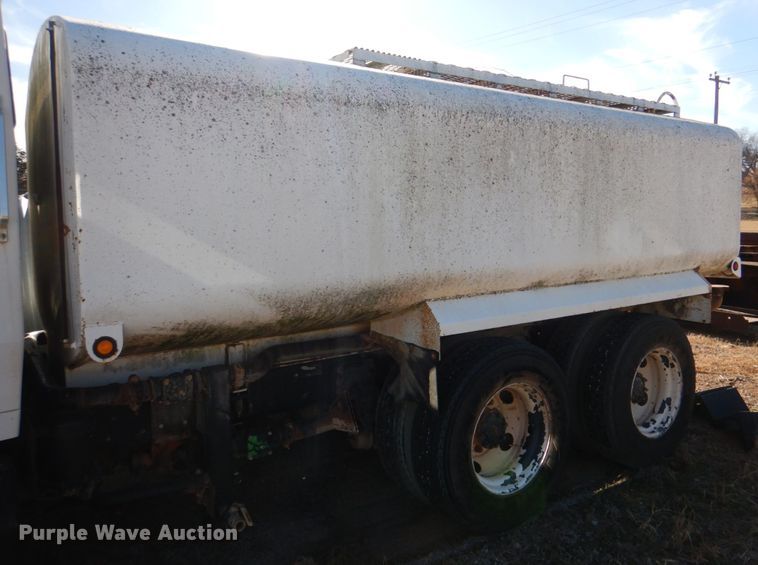 image for item JD9531 1993 Ford LTL9000  water truck