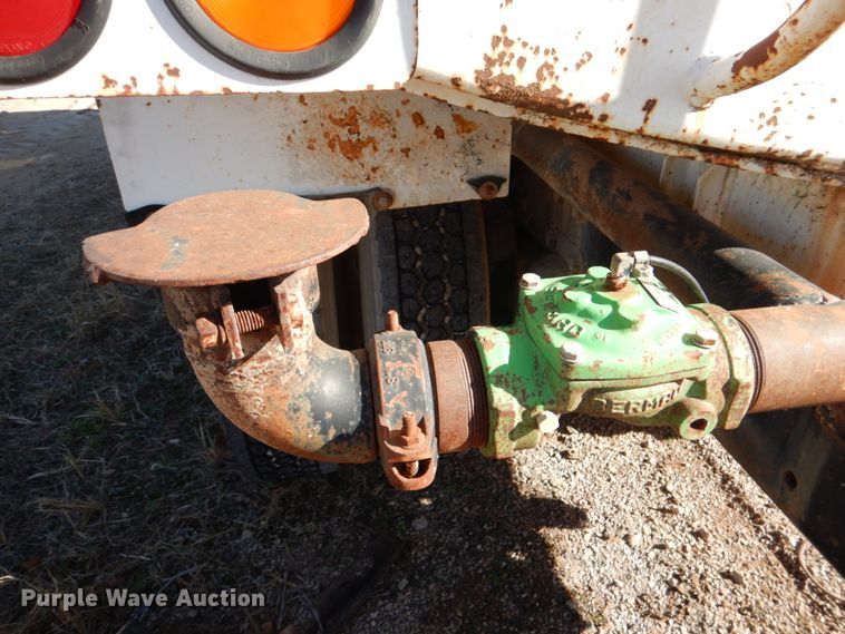 image for item JD9531 1993 Ford LTL9000  water truck