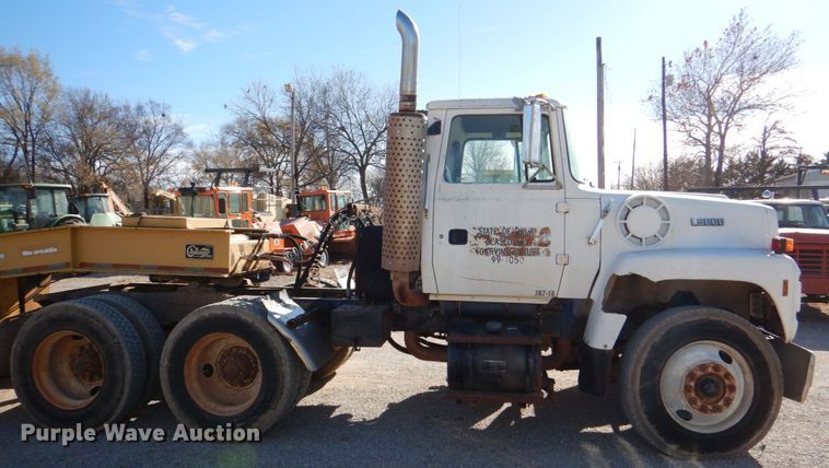 image for item JD9534 1991 Ford LT9000  semi truck