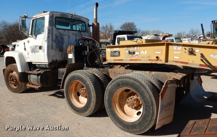 image for item JD9534 1991 Ford LT9000  semi truck