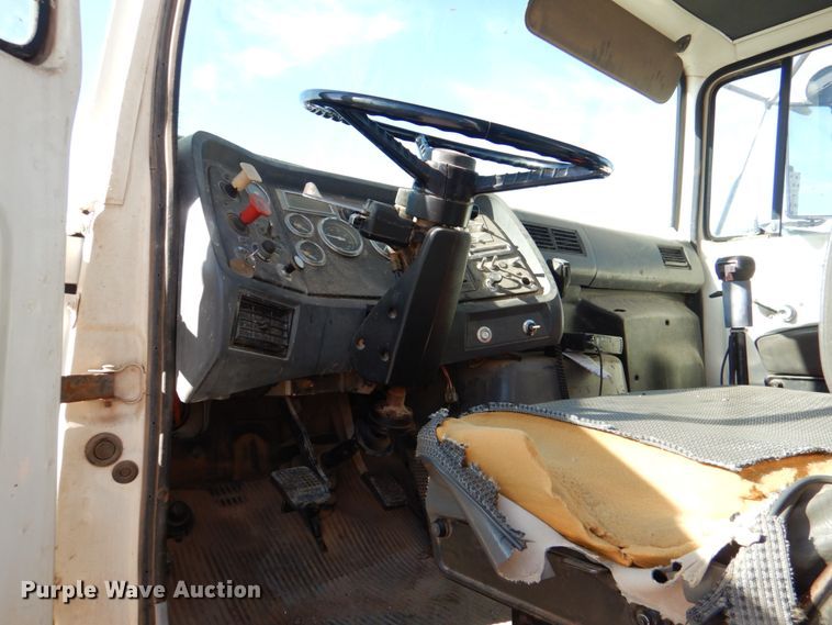 image for item JD9534 1991 Ford LT9000  semi truck