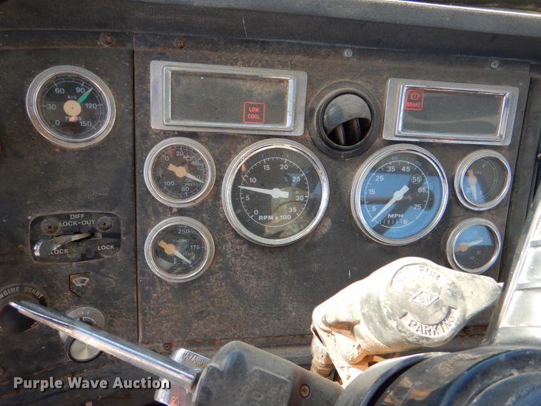 image for item JD9534 1991 Ford LT9000  semi truck