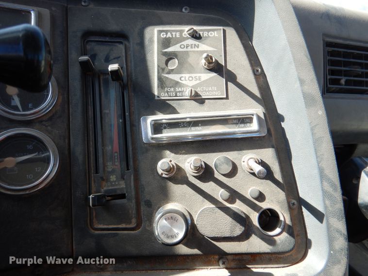 image for item JD9534 1991 Ford LT9000  semi truck