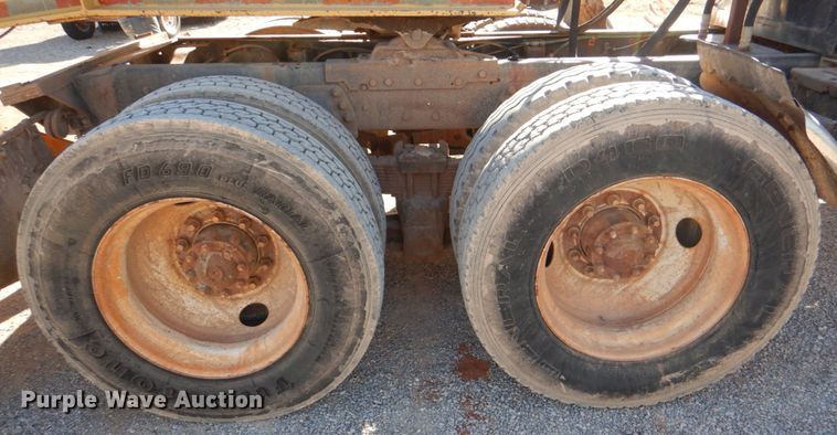 image for item JD9534 1991 Ford LT9000  semi truck