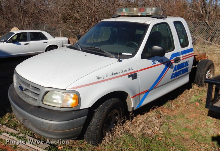 image for item JJ9817 2002 Ford F150  SuperCab pickup truck cab and chassis