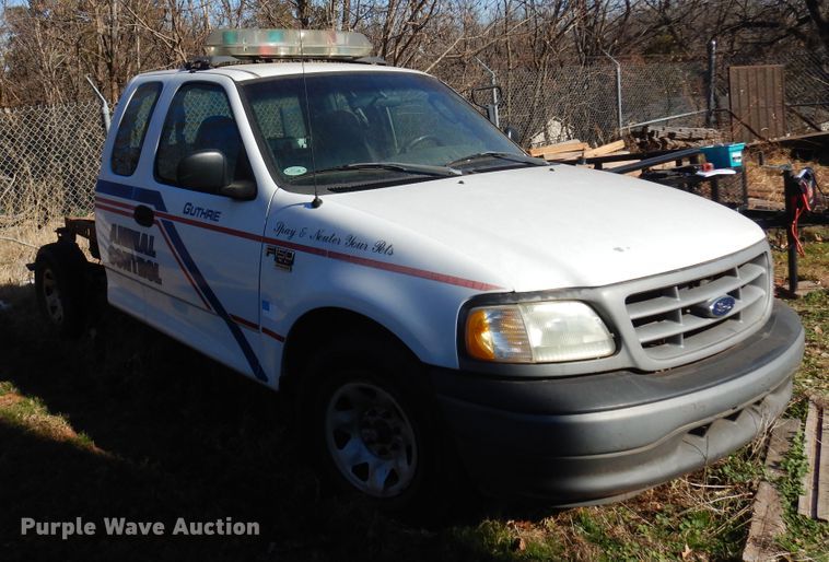 image for item JJ9817 2002 Ford F150  SuperCab pickup truck cab and chassis