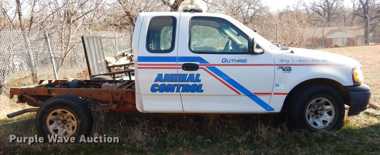 image for item JJ9817 2002 Ford F150  SuperCab pickup truck cab and chassis