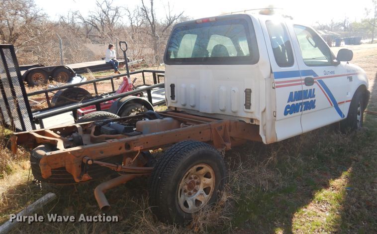 image for item JJ9817 2002 Ford F150  SuperCab pickup truck cab and chassis