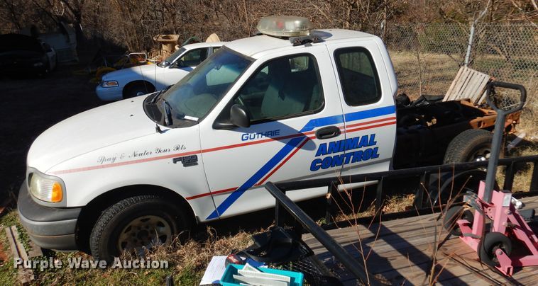 image for item JJ9817 2002 Ford F150  SuperCab pickup truck cab and chassis