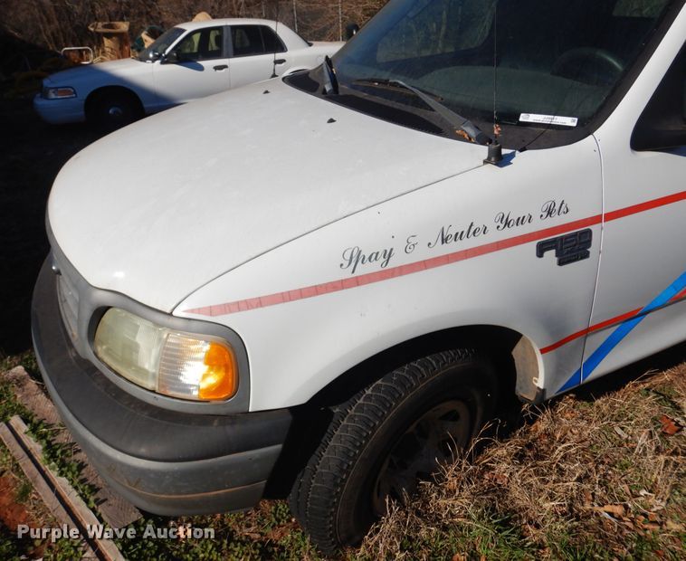 image for item JJ9817 2002 Ford F150  SuperCab pickup truck cab and chassis