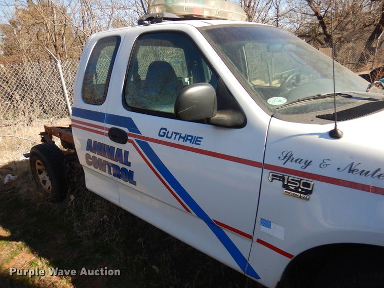 image for item JJ9817 2002 Ford F150  SuperCab pickup truck cab and chassis