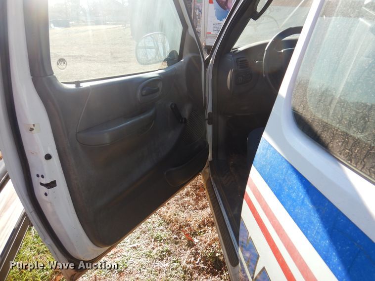 image for item JJ9817 2002 Ford F150  SuperCab pickup truck cab and chassis