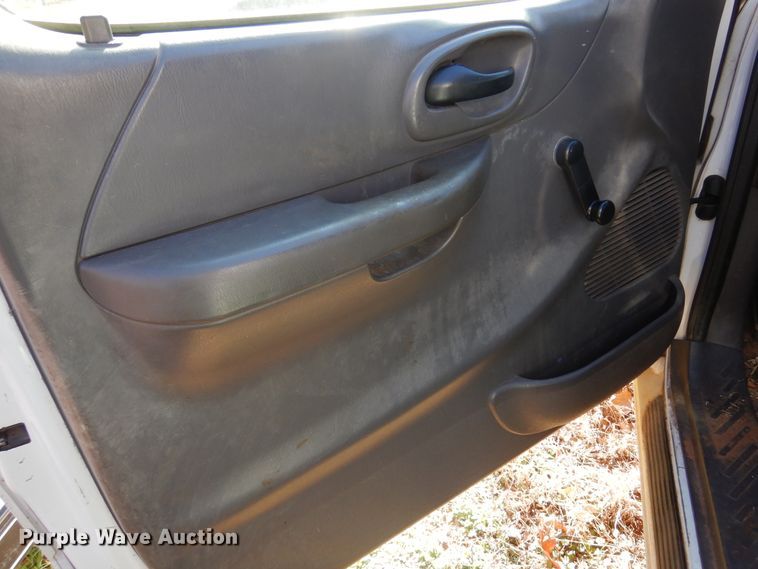 image for item JJ9817 2002 Ford F150  SuperCab pickup truck cab and chassis