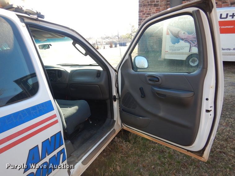 image for item JJ9817 2002 Ford F150  SuperCab pickup truck cab and chassis