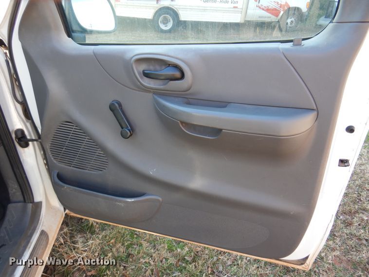 image for item JJ9817 2002 Ford F150  SuperCab pickup truck cab and chassis