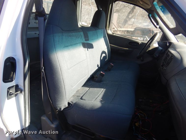 image for item JJ9817 2002 Ford F150  SuperCab pickup truck cab and chassis