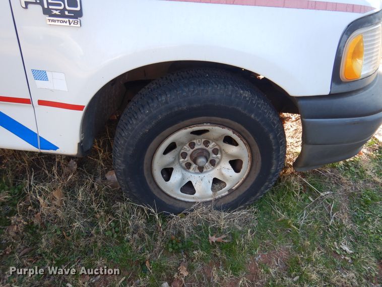 image for item JJ9817 2002 Ford F150  SuperCab pickup truck cab and chassis