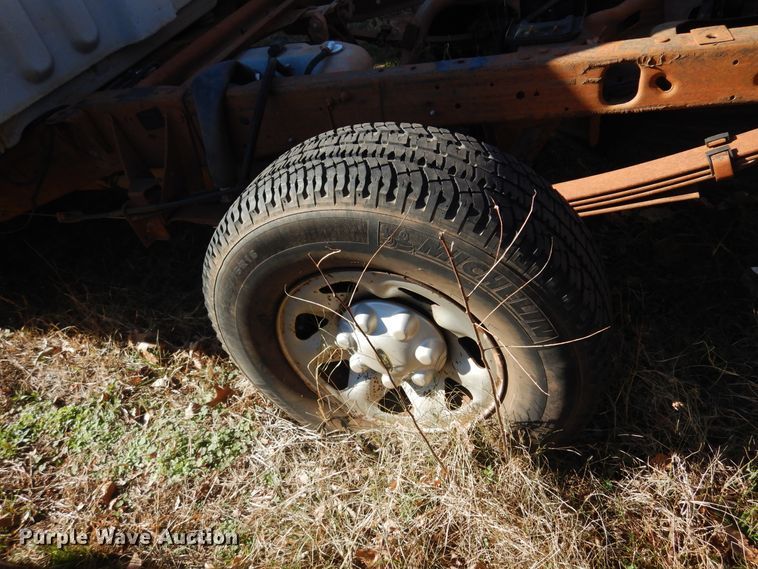 image for item JJ9817 2002 Ford F150  SuperCab pickup truck cab and chassis