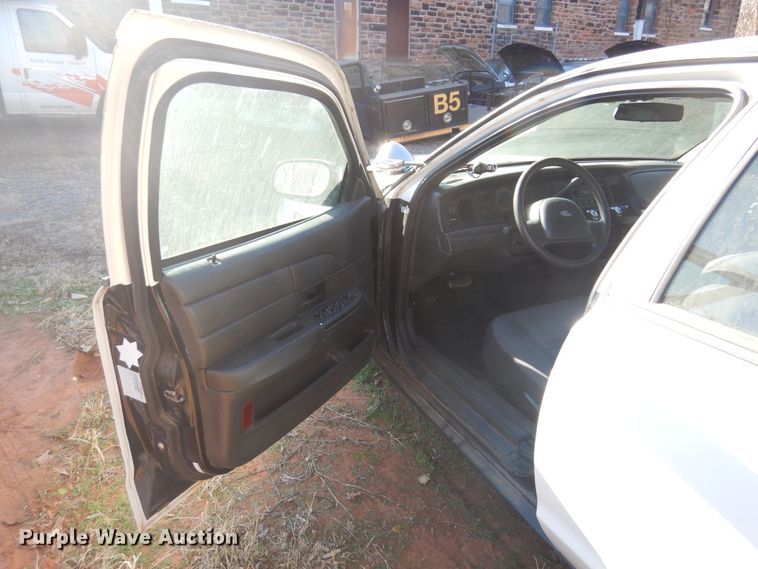 image for item JJ9819 2004 Ford Crown Victoria Police Interceptor