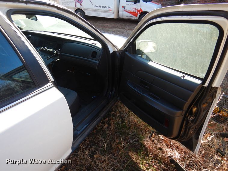 image for item JJ9819 2004 Ford Crown Victoria Police Interceptor