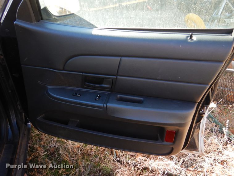 image for item JJ9819 2004 Ford Crown Victoria Police Interceptor