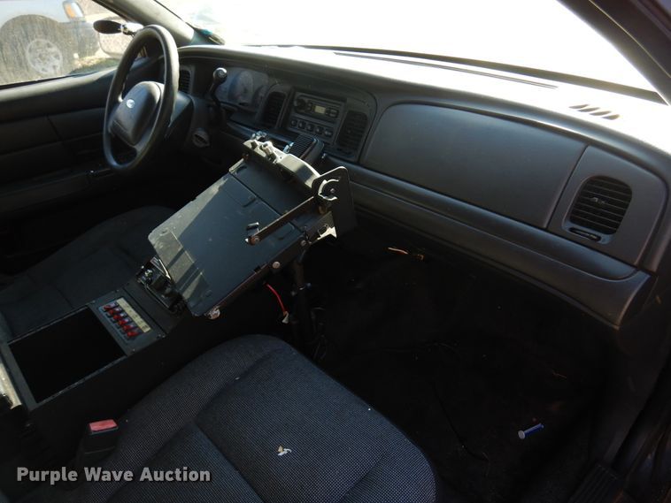 image for item JJ9819 2004 Ford Crown Victoria Police Interceptor