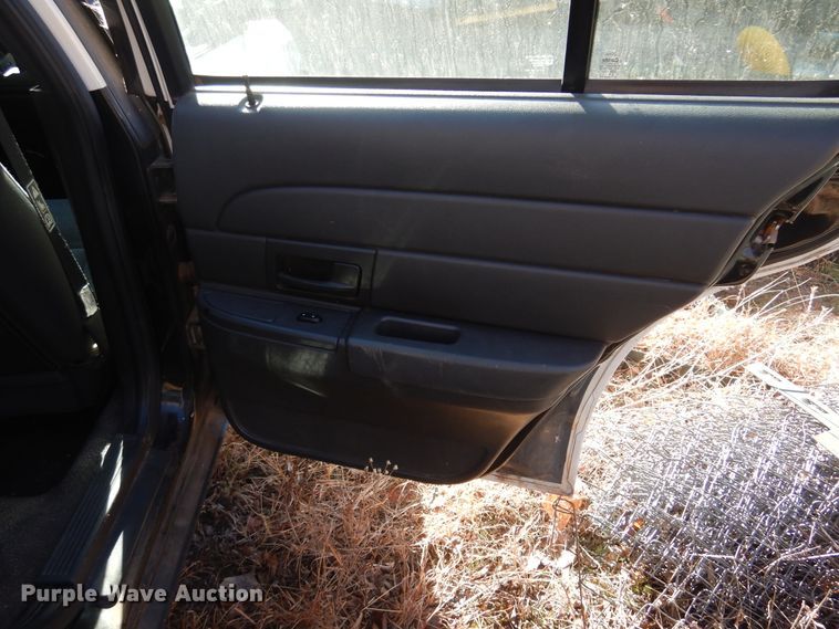 image for item JJ9819 2004 Ford Crown Victoria Police Interceptor