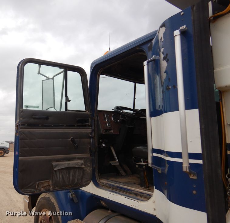 image for item JJ9862 1998 International 9400  dump truck