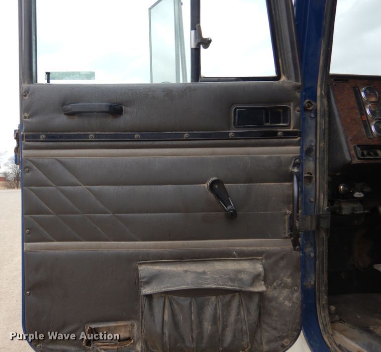 image for item JJ9862 1998 International 9400  dump truck