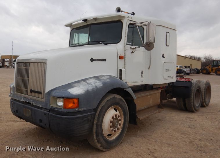 image for item JJ9863 1995 International 9200  semi truck