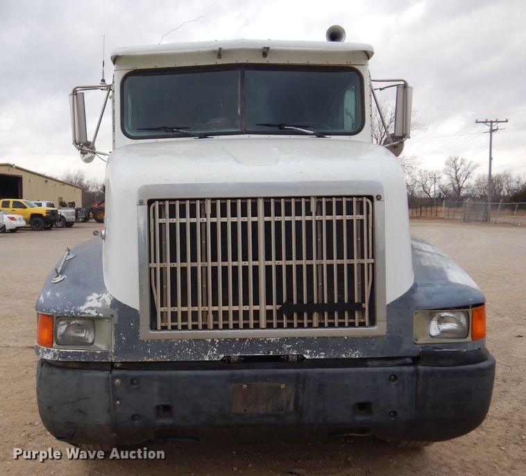 image for item JJ9863 1995 International 9200  semi truck