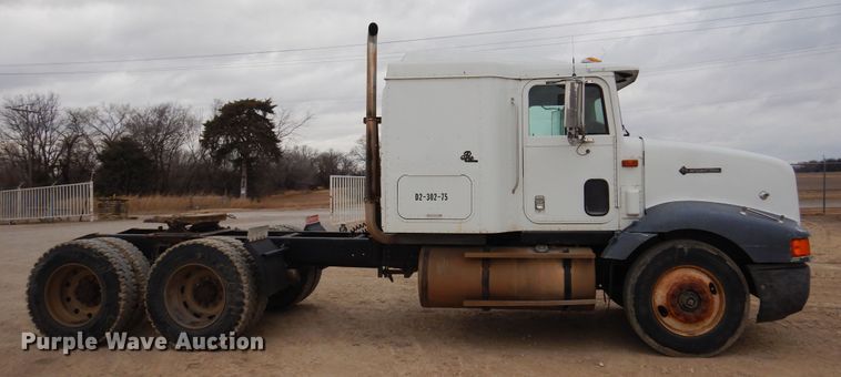 image for item JJ9863 1995 International 9200  semi truck