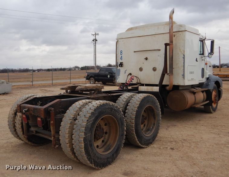 image for item JJ9863 1995 International 9200  semi truck