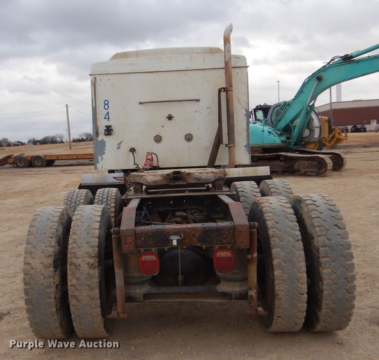 image for item JJ9863 1995 International 9200  semi truck