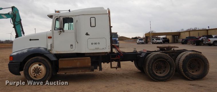 image for item JJ9863 1995 International 9200  semi truck