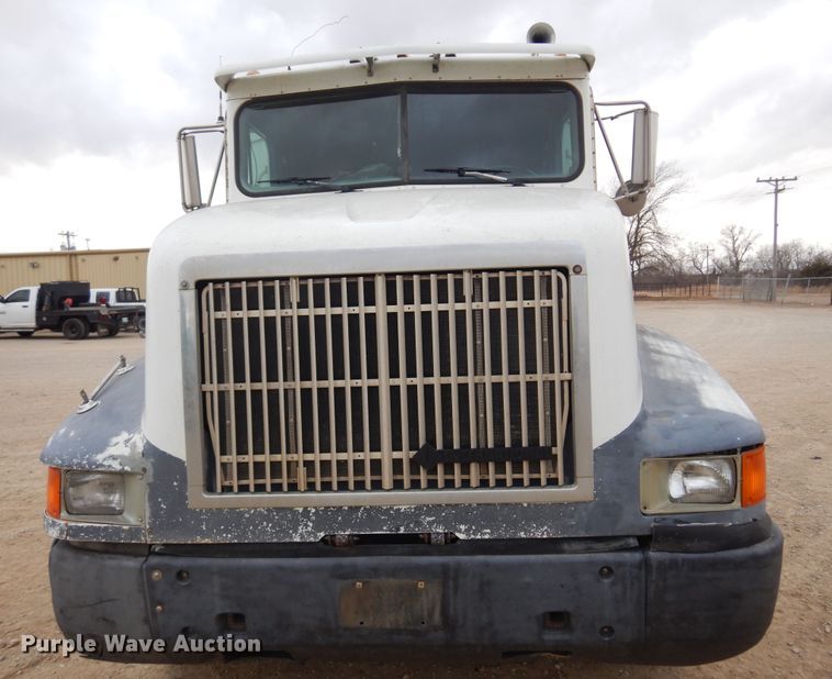 image for item JJ9863 1995 International 9200  semi truck