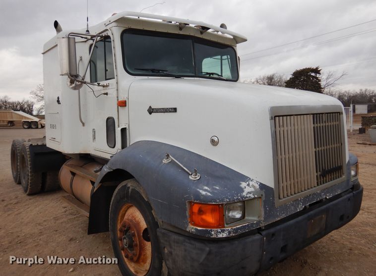 image for item JJ9863 1995 International 9200  semi truck