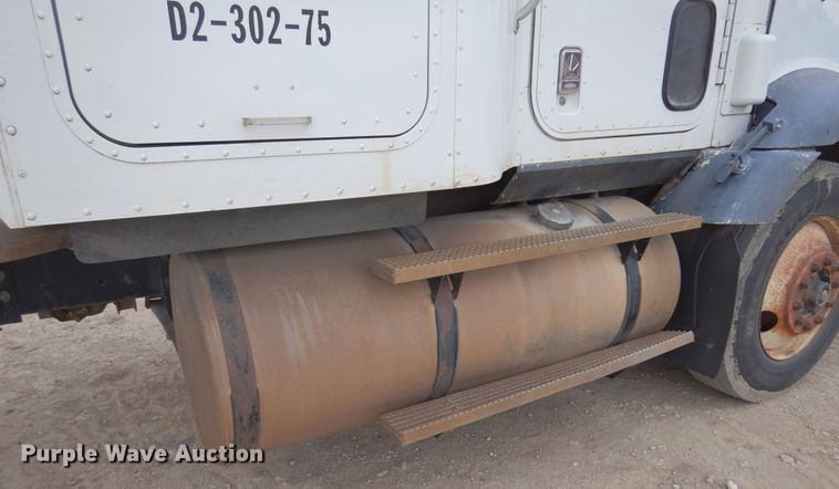 image for item JJ9863 1995 International 9200  semi truck