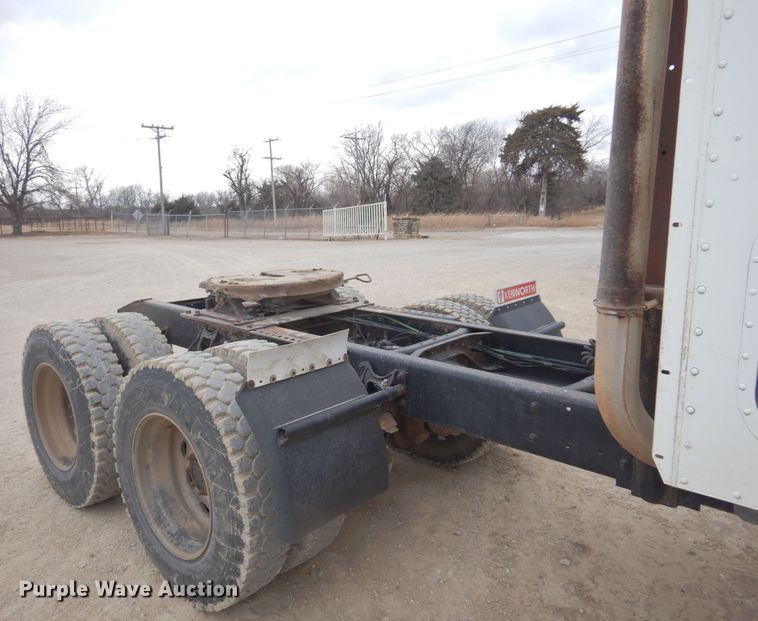 image for item JJ9863 1995 International 9200  semi truck