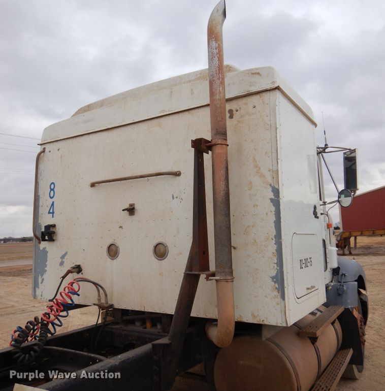 image for item JJ9863 1995 International 9200  semi truck