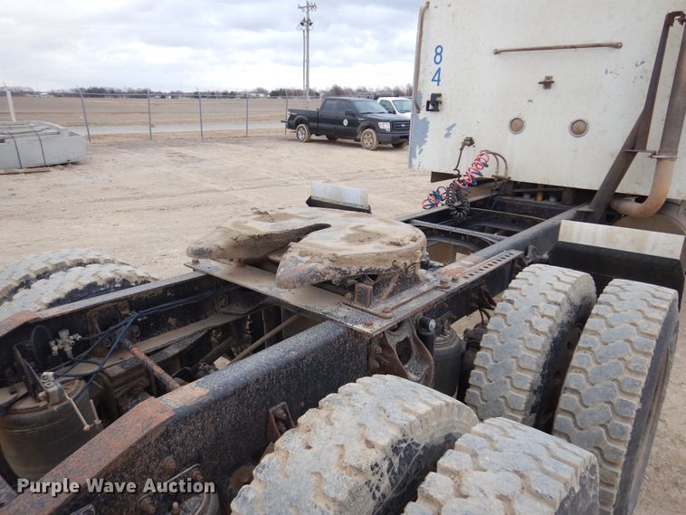 image for item JJ9863 1995 International 9200  semi truck