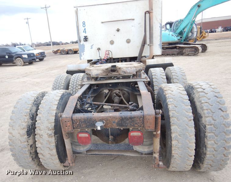 image for item JJ9863 1995 International 9200  semi truck