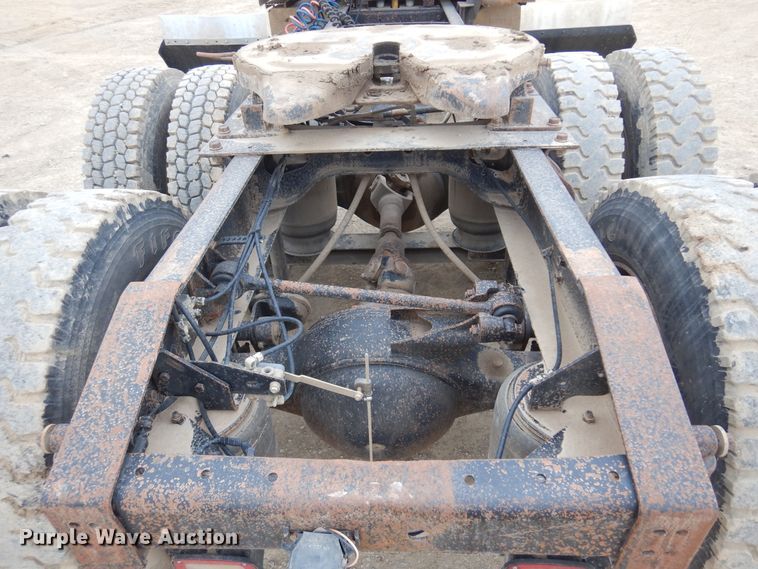 image for item JJ9863 1995 International 9200  semi truck